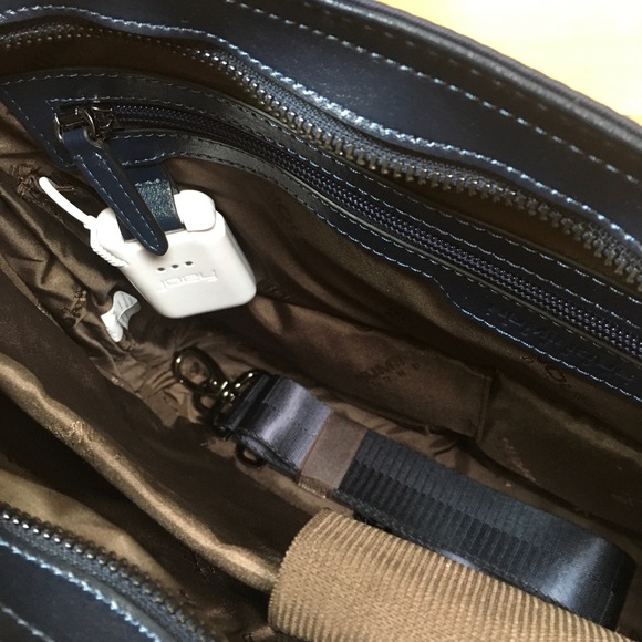 Numinous London Smart City Laptop Bag, Includes Smart Device Charger, New - Picture 7 of 7